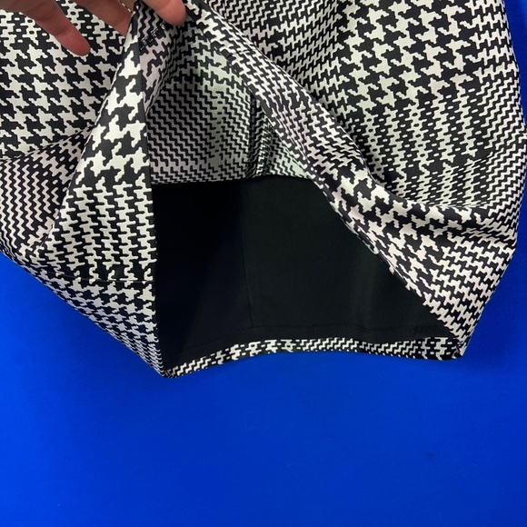 🔥2/$10 |•WHITE HOUSE BLACK MARKET•| Houndstooth Skirt Size 2 - Picture 7 of 9